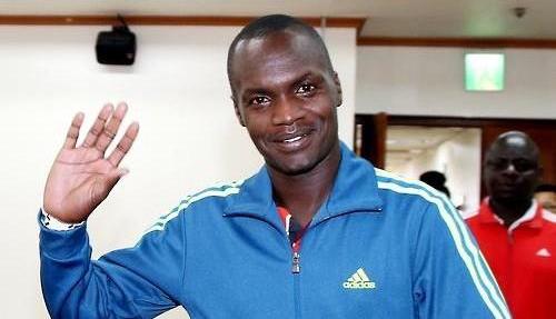 Kenyan-born marathoner Wilson Loyanae Erupe waves to reporters at the Korean Olympic Committee (KOC) headquarters in Seoul on Jan. 7, 2016, after a meeting with KOC officials over his naturalization. (Photo courtesy of the KOC)