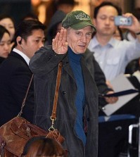 Actor Liam Neeson waves to fans on arrival at Incheon International Airport, west of Seoul, on Jan. 11, 2016. (Newsis)