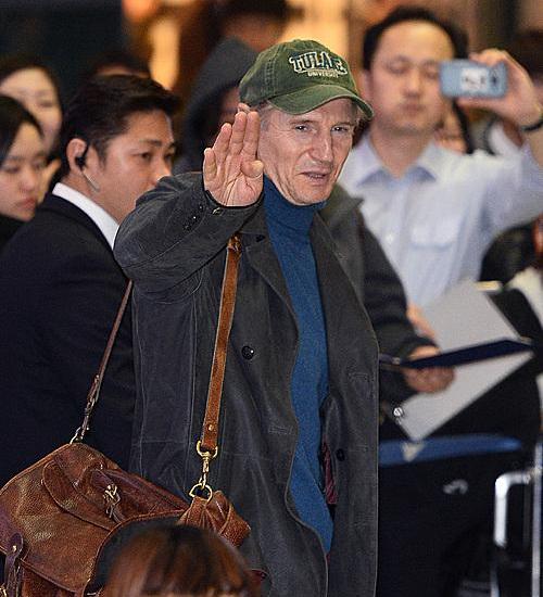 Actor Liam Neeson waves to fans on arrival at Incheon International Airport, west of Seoul, on Jan. 11, 2016. (Newsis)