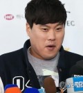 Ryu Hyun-jin of the Los Angeles Dodgers speaks to reporters at Incheon International Airport on Jan. 11, 2016. (Yonhap)