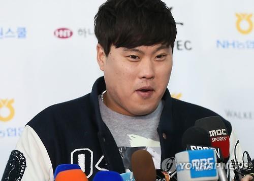 Ryu Hyun-jin of the Los Angeles Dodgers speaks to reporters at Incheon International Airport on Jan. 11, 2016. (Yonhap)