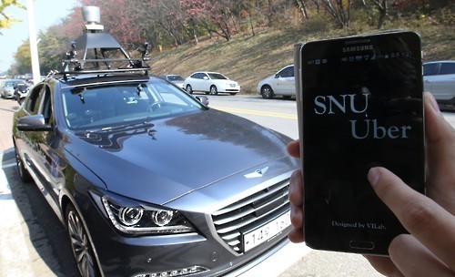 An IT research team at Seoul National University shows off "SNUber," an automated, driverless cab that can be hailed and maneuvered using a smartphone app, at university campus in Seoul on Nov. 4, 2015. The vehicle operates on a preloaded 3-D map, with cameras and sensors detecting surroundings up to 80 meters in front and back. (Yonhap)