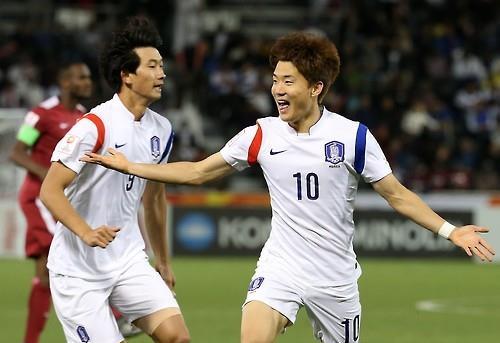 South Korean midfielder Ryu Seung-woo (R) celebrates his goal against Qatar in the semifinals of the Asian Football Confederation U-23 Championship in Doha on Jan 26, 2016. (Yonhap)