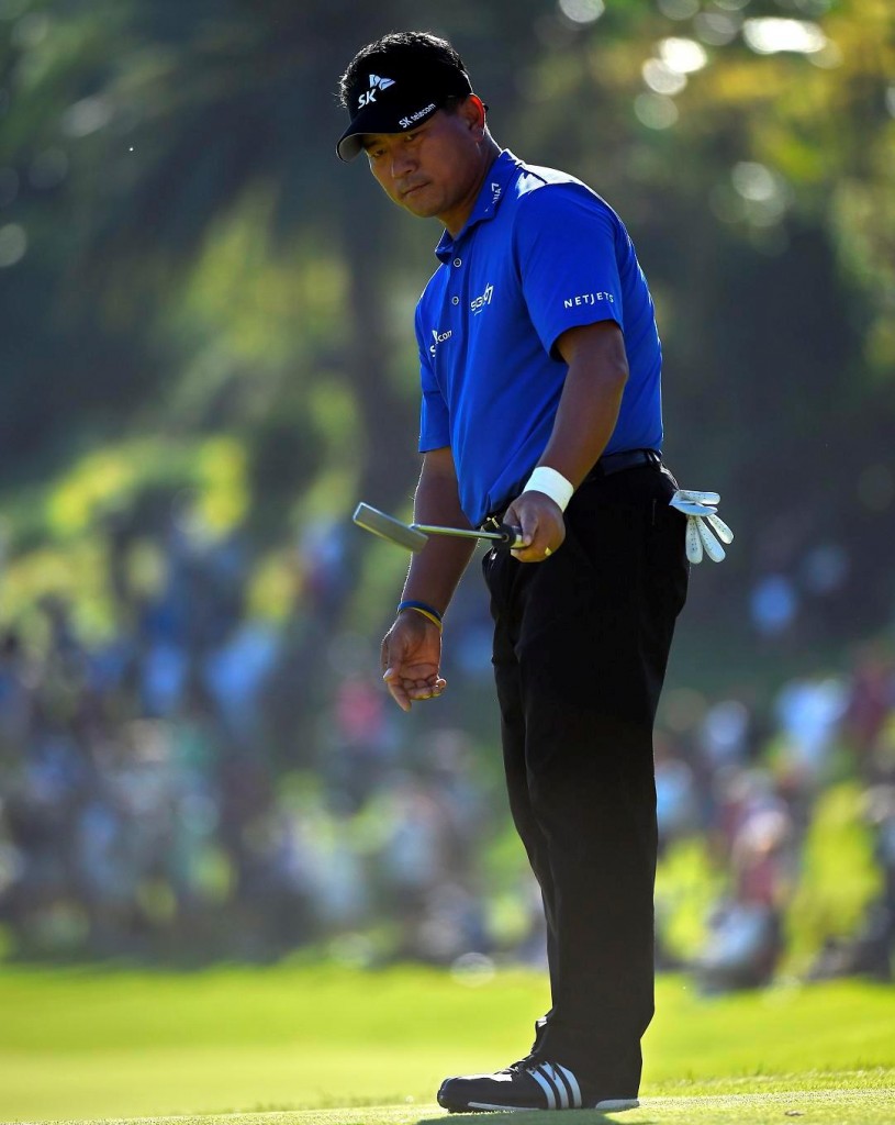 K.J. Choi, of South Korea, gestures as he misses a putt on the 18th green during the final round of the Northern Trust Open golf tournament, Sunday, Feb. 21, 2016, in the Pacific Palisades section of Los Angeles. (AP Photo/Mark J. Terrill)