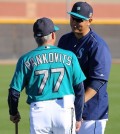 Lee Dae-ho, a South Korean slugger who signed a minor league deal with the Seattle Mariners, chats with team coach Jim Pankovits during practice in Peoria, Arizona, on Feb. 22, 2016 (local time). Lee, 33, brushed aside the option of returning to Asia and said his full focus is on making it to the big leagues. (Yonhap)
