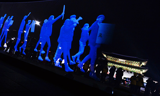 A "ghost rally" using holographic images ( Korea Times photo by Shim Hyun-chul)
