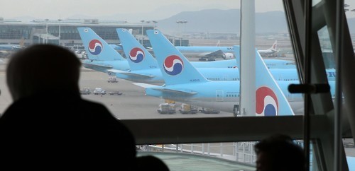 Korean Air Lines planes are visible outside a window at a departure gate of Incheon International Airport, west of Seoul, on Feb. 19, 2016. Unionized pilots of South Korea's No. 1 carrier voted for a strike on the day which, if carried out, would be the first in 11 years. The pilots demanded a 37 percent wage hike, while the management offered a 1.9 percent increase. The union said it is not planning on an immediate walkout, but will gradually raise the strike participation level depending on how talks proceed with the management. (Yonhap)