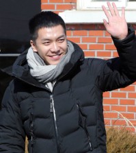 Singer-actor Lee Seung-gi waves to his fans who have gathered at a boot camp in Nonsan, south of Seoul, to see him off as he begins his mandatory military service on Feb. 1, 2016. The 29-year-old celebrity marked his enlistment by releasing a single titled "I Am Joining the Military" on Jan. 21. (Yonhap)