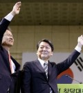 Lawmakers Ahn Cheol-soo (R) and Chun Jung-bae wave after being elected to jointly lead the People's Party, a breakaway group from the main opposition Minjoo Party of Korea, at a convention to mark the launch of the new party in the central city of Daejeon on Feb. 2, 2016. (Yonhap)