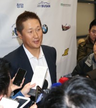 South Korean baseball player Lee Dae-ho speaks to reporters at Incheon International Airport on Feb. 5, 2016, after signing a minor league deal with the Seattle Mariners. (Yonhap)