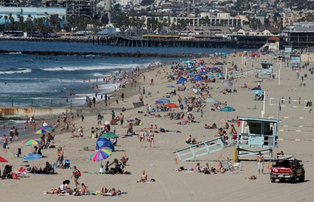 Swimmers and sunbathers gather at Redondo Beach, Calif., on Presidents Day, Monday, Feb. 15, 2016, as Southern California baked in summer-like heat. (AP Photo/John Antczak)