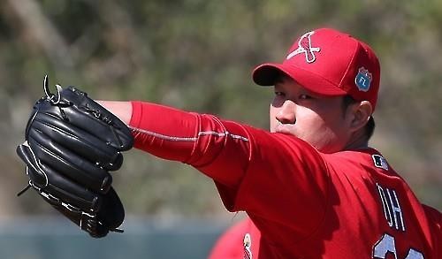 Oh Seung-hwan of the St. Louis Cardinals makes a pitch during spring training in Jupiter, Florida, on Feb. 25, 2016. (Yonhap)