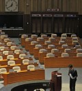 Rep. Kim Kwang-jin of the main opposition Minjoo Party of Korea leaves the floor of the National Assembly on Feb. 24, 2016, after a speech that stretched out for five hours and 32 minutes to filibuster an anti-terrorism bill. The party is trying to block the bill, introduced in 2001 following the Sept. 11 attacks, that it sees as giving intelligence authorities too much power and enabling abuse. The party said its legislators will take turns throughout this week making speeches to continue the filibuster. (Yonhap)
