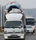 A truck with extra loads strapped to the top drives through South Korea's western border city of Paju, north of Seoul, on Feb. 11, 2016, after returning from a joint industrial park in the North Korean border city of Kaesong.  (Yonhap)