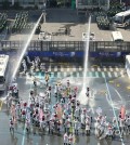 The fast response unit of the Seoul Metropolitan Police Agency trains against riots at a command inspection in Seoul on Feb. 23, 2016, testing their preparedness against violent protests, road occupation and other scenarios. (Yonhap)