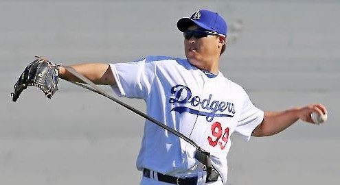 Ryu Hyun-jin of the Los Angeles Dodgers gets ready for long-toss during spring training in Glendale, Arizona, on Feb. 25, 2016. (Yonhap)