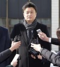 Im Woo-jae, ex-husband to a Samsung Group heiress, arrives at Suwon District Court south of Seoul to file an appeal against an earlier ruling on the terms of his divorce, on Feb. 4, 2016. Im married Lee Boo-jin, the oldest daughter of Samsung Group chief Lee Kun-hee, 17 years ago. The lower court in January granted the divorce filed by Lee and gave her sole custody of the couple's son. (Yonhap)
