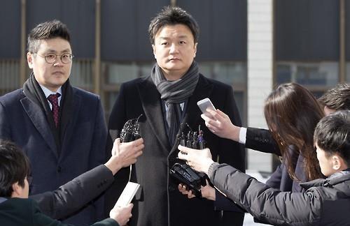 Im Woo-jae, ex-husband to a Samsung Group heiress, arrives at Suwon District Court south of Seoul to file an appeal against an earlier ruling on the terms of his divorce, on Feb. 4, 2016. Im married Lee Boo-jin, the oldest daughter of Samsung Group chief Lee Kun-hee, 17 years ago. The lower court in January granted the divorce filed by Lee and gave her sole custody of the couple's son. (Yonhap)