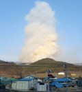 White smoke billows from a bush fire on an uninhabited hill in Cheongsong, 322 kilometers southeast of Seoul, on March 30, 2016, where an F-16D fighter jet on an air strike exercise crashed due to sudden engine failure. The two pilots safely ejected from the stricken plane, and the crash resulted in no civilian harm. (Yonhap)