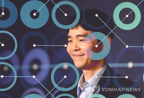 Lee Se-dol was all smiles after defeating AlphaGo for the first time. (Yonhap)
