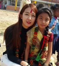Miss Korea 2015, Lee Min-ji, poses with a local child during the opening ceremony of the Nepal Gunji Korea Franchise Association and Um Hong Gil Human School in Bardiya, Nepal on Feb. 23.
(Courtesy of the Um Hong Gil Human Foundation)