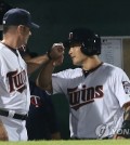 South Korean slugger Park Byung-ho of the Minnesota Twins gets a congratulatory hand clasp from team manager Paul Molitor after picking up his first preseason hit and RBI against the Boston Red Sox in Fort Myers, Florida, on March 3, 2016 (local time). Park had gone hitless, striking out three times, a day earlier. (Yonhap)