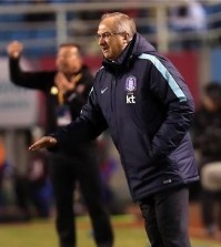 South Korean national football team head coach Uli Stielike speaks to players during a second round Asian qualifying match for the 2018 FIFA World Cup against Lebanon at Ansan Wa Stadium in Ansan, south of Seoul, on March 24, 2016. (Yonhap)