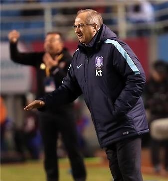 South Korean national football team head coach Uli Stielike speaks to players during a second round Asian qualifying match for the 2018 FIFA World Cup against Lebanon at Ansan Wa Stadium in Ansan, south of Seoul, on March 24, 2016. (Yonhap)