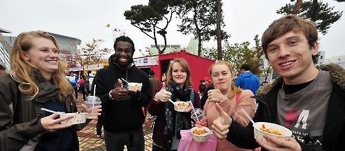 Foreign tourists give thumbs up to South Korean food in Jeonju. (Yonhap file photo)