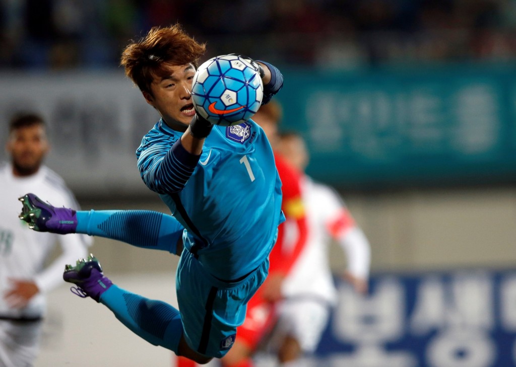 South Korea's goalkeeper Kim Dong-jun saves a shot by Algeria in the first half during their U-23 International friendly soccer match at Icheon Sports Complex in Icheon, South Korea, Friday, March 25, 2016. (AP Photo/Lee Jin-man)