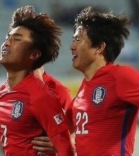 South Korean Olympic football team midfielder Moon Chang-jin (L) celebrates with teammate Kwon Chang-hoon after scoring a goal against Algeria during their friendly match at Icheon Sports Complex in Icheon, Gyeonggi Province, on March 25, 2016. (Yonhap