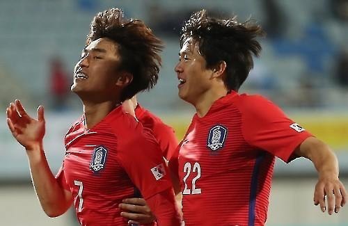 South Korean Olympic football team midfielder Moon Chang-jin (L) celebrates with teammate Kwon Chang-hoon after scoring a goal against Algeria during their friendly match at Icheon Sports Complex in Icheon, Gyeonggi Province, on March 25, 2016. (Yonhap