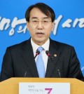 Lee Suk-joon, chief of the Office for Government Policy Coordination, holds a press conference at the government complex in Seoul on March 8, 2016, to announce South Korea's own fresh sanctions on North Korea. Under the punitive measures, 38 North Korean officials and two foreigners, as well as 30 organizations, including 24 based in Pyongyang, have been barred from trading with South Korean companies and financial institutions. (Yonhap)