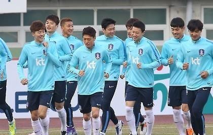 South Korea men's national football team train at Ansan Wa Stadium in Ansan, Gyeonggi Province, on March 21, 2016, ahead of their 2018 FIFA World Cup regional qualifier against Lebanon. (Yonhap)