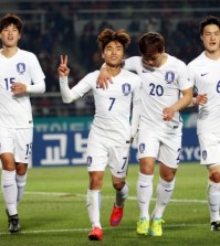 South Korean Olympic football team players celebrate after Moon Chang-jin (7) scored the team's third goal against Algeria during their friendly match at Goyang Complex Stadium in Goyang, north of Seoul, on March 28, 2016. (Yonhap)