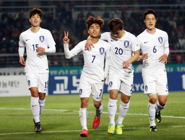 South Korean Olympic football team players celebrate after Moon Chang-jin (7) scored the team's third goal against Algeria during their friendly match at Goyang Complex Stadium in Goyang, north of Seoul, on March 28, 2016. (Yonhap)