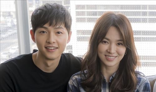 Song Joong-ki, left, and Song Hye-kyo, denied being in a relationship