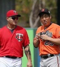 Perhaps Kim Hyun-soo, right, should have taken the day off on Monday just like Park Byung-ho. (Yonhap)
