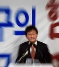 Yoo Seong-min holds press conference in Daegu on March 23, 2016 to announce that he will run in next month's parliamentary race as an independent. (Yonhap)