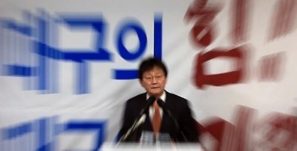 Yoo Seong-min holds press conference in Daegu on March 23, 2016 to announce that he will run in next month's parliamentary race as an independent. (Yonhap)