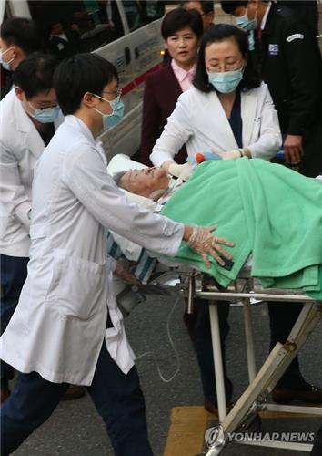 Ha Sang-sook, a former comfort woman living in China, is hospitalized at Chung-Ang University Hospital in Seoul on April 10, 2016, for treatment. Ha's life attests to the hardships suffered by the comfort women who were mobilized as sex slaves for Japanese soldiers during World War II. Ha, now 88, was told that she would be able to make a lot of money when she was coaxed to China and forced into sexual slavery at the age of 17. She suffered serious injuries from a fall down the stairs and was flown into Seoul for treatment. (Yonhap)