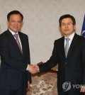 South Korean Prime Minister Hwang Kyo-ahn (R) poses with Chen Min'er, the Communist Party secretary of China's southwestern Guizhou Province, prior to their talks at the government complex in Seoul on April 20, 2016.
