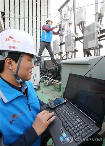 gps1 Workers of a South Korean telecom company examine equipment used to guard against GPS disruptions by North Korea.