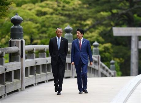 U.S. President Barack Obama, left, and Japanese Prime Minister Shinzo Abe arrive to the Ise Grand Shrine in Ise, Japan during the G-7 Summit on Thursday, May 26, 2016.