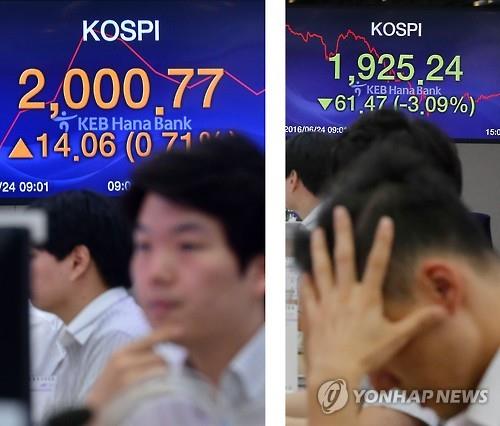 In this photo taken on June 24, 2016, in KEB Hana Bank's dealing room, traders handle foreign exchanges while the Brexit decision roils the local stock and curency markets. (Yonhap)