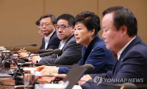 This photo, taken on June 27, 2016, shows President Park Geun-hye (2nd from R) speaking during a meeting with her senior secretaries at her office Cheong Wa Dae. (Yonhap)