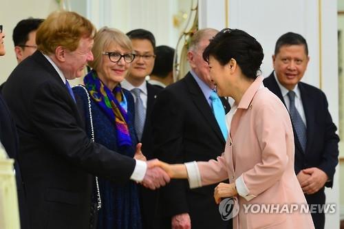 President Park Geun-hye shakes hands with Robert King, U.S. special envoy for North Korean human rights, before her talks with a group of prominent figures handling the communist state's rights abuses at her office Cheong Wa Dae on June 28, 2016. (Yonhap)