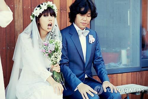 This undated file photo shows South Korean signer Lee Hyo-ri and her husband, singer-songwriter Lee Sang-soon, at their wedding. (Yonhap)