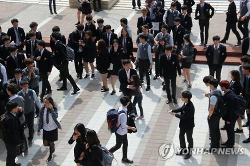 Star go player Lee Se-dol and his daughter (center) show up at an international school in Jeju Island on March 17, 2016. (Yonhap)