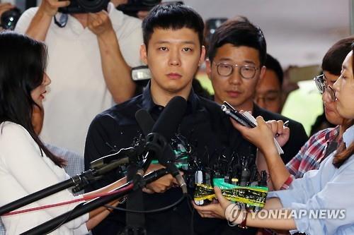 Park Yu-chun, the troubled member of popular K-pop boy band JYJ, enters a police station in southern Seoul on June 30, 2016, to face questioning over sexual assault allegations. Park has been mired in a scandal as four different women lodged complaints against him this month claiming they were raped by him. One of the cases dates back to 2014, while the latest allegedly occurred this month. (Yonhap)